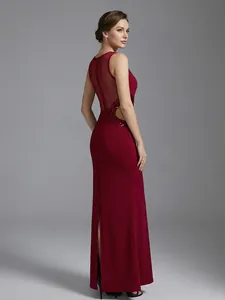 Detalle del vestido de fiesta burdeos con canesú de malla y abertura con lentejuelas.