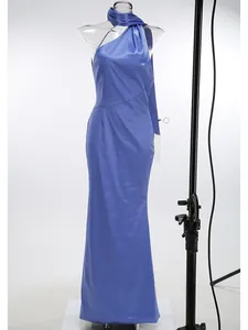 Vista detallada de un elegante vestido largo de satén azul con cinta chic al cuello