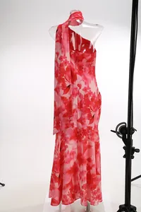 Vista trasera de un elegante maxi vestido bohemio con estampado floral y detalle de banda larga