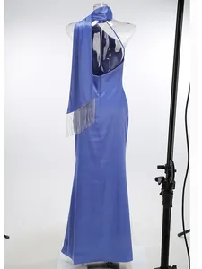 Elegante vestido largo azul con cuello halter y detalle de bufanda con flecos vista trasera