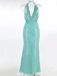 Vista trasera detallada de un vestido largo halter verde menta con lentejuelas