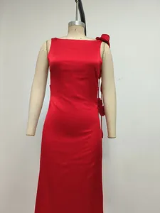 Detalle de un elegante vestido largo rojo ajustado con exquisitos detalles de flores en 3D.
