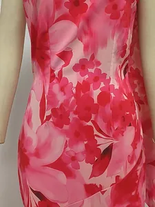Primer plano de tela con estampado floral rosa en vestido ajustado a cintura