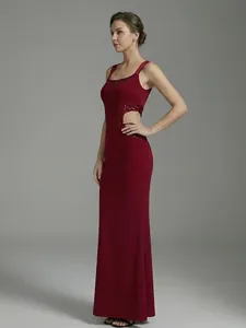 Detalle lateral de un elegante vestido de noche burdeos con aberturas de lentejuelas.
