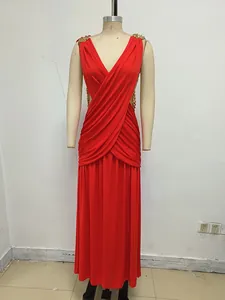 Vestido largo rojo elegante con escote en V profundo y un corpiño cruzado plisado en maniquí