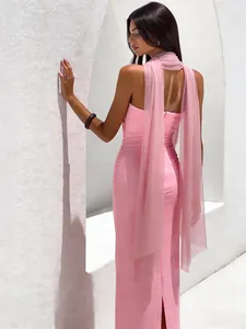 Vista trasera de elegante vestido de noche rosa con detalle de bufanda de malla y corte slim