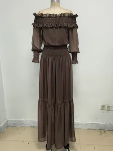 Vista frontal vestido largo marrón con hombros descubiertos y cintura elástica en maniquí