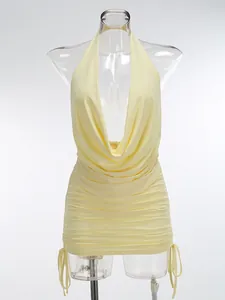 Elegante vestido corto halter amarillo pálido con fruncidos para fiestas de verano en la playa
