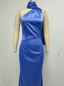 Detalle de un elegante vestido largo de satén azul real con bufanda al cuello sexy