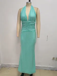 Vista detallada del vestido largo halter verde menta con cuello en V, pliegues y lentejuelas.
