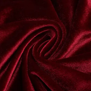 Primer plano macro de lujosa tela de terciopelo burdeos con textura suave y brillo
