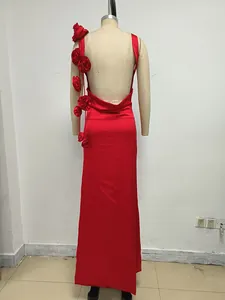 Vista posterior detallada de un elegante vestido largo rojo sin espalda con flores en 3D