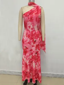 Vestido largo con estampado floral rosa, un hombro y detalle de cinta en maniquí