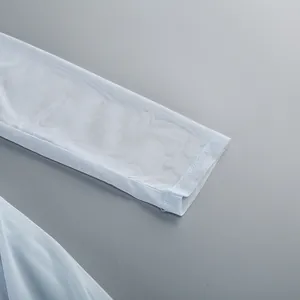 Detalle del puño de la manga de malla azul claro de un elegante vestido de noche.