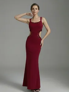 Vista detallada del vestido de noche burdeos con detalles de lentejuelas y diseño de recortes.