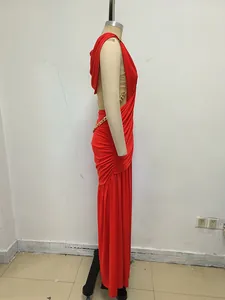 Vista lateral de vestido largo rojo con diseño calado sexy y detalle de cadena dorada