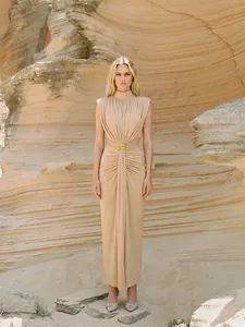 Elegante vestido largo beige sin mangas de cuello alto con detalle de hebilla dorada