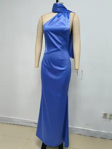 Elegante vestido de noche de satén azul con un hombro y detalle de cinta en maniquí