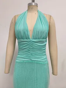 Detalle del corpiño fruncido y la falda de lentejuelas de un vestido maxi turquesa