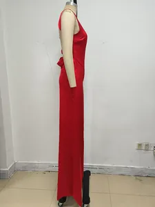 Vista lateral de elegante vestido largo rojo sin espalda en un maniquí
