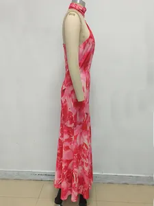 Vista lateral de un vestido largo bohemio con flores rosas en un maniquí, espalda al aire.