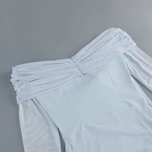 Primer plano de vestido azul claro con hombros descubiertos y detalle de escote fruncido