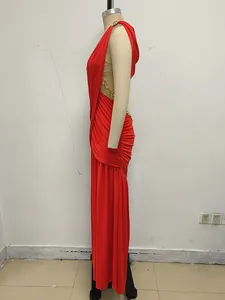 Perfil lateral de un vestido largo rojo con elegantes detalles de cadenas doradas y aberturas