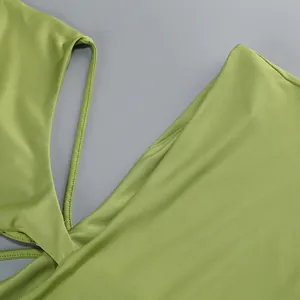 Primer plano del vestido halter verde aguacate que muestra el detalle del escote