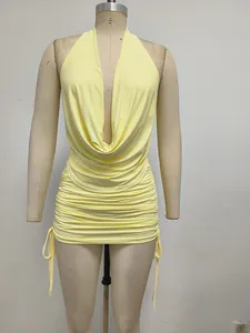 Vista detallada de un mini vestido ajustado con cuello halter en color amarillo pálido.