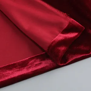 Primer plano de la lujosa textura de terciopelo burdeos de un elegante vestido de noche