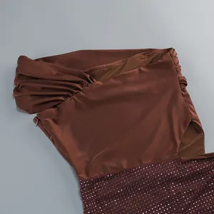 Vista detallada de un vestido marrón con hombros descubiertos y pedrería brillante