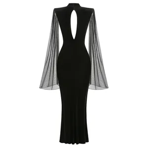 Vista detallada del vestido largo de terciopelo negro con mangas de malla y espalda