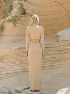 Vista trasera detallada de un vestido largo beige con aberturas y cremalleras doradas