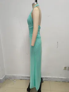 Vista lateral de un vestido largo de lentejuelas verde menta con cuello halter en maniquí