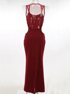 Vista trasera detallada de un sexy vestido de noche granate con malla y lentejuelas