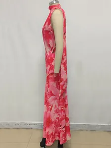 Perfil lateral de un vestido largo bohemio con estampado floral rosa intenso en un maniquí