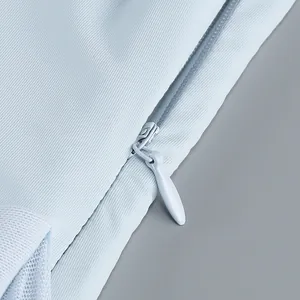 Primer plano de una cremallera invisible a juego en un vestido de fiesta azul claro elegante