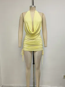 Vestido corto ajustado amarillo con cuello halter y detalle de cordón fruncido lateral