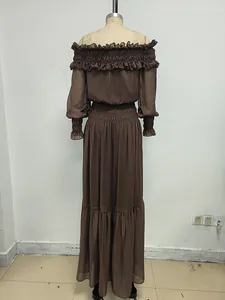 Vista posterior de un vestido maxi marrón con hombros descubiertos, fruncido y volantes