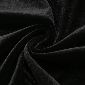 Detalle macro de la lujosa textura de tela de terciopelo negro para un vestido elegante
