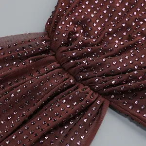 Primer plano de brillantes diamantes de imitación púrpuras en tela de malla burdeos fruncida