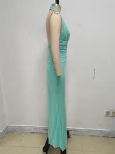 Vista lateral detallada de un vestido largo turquesa con cuello halter y lentejuelas.