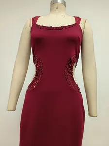 Detalle de las lentejuelas y abalorios en un vestido de noche burdeos con recortes