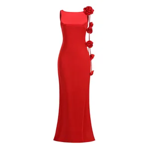 Elegante vestido largo de satén rojo con detalles florales 3D y silueta ajustada.