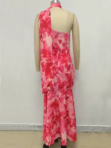 Detalle posterior de vestido largo con estampado floral rosa y un solo hombro