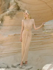 Primer plano de elegante vestido largo sin mangas con corte en la cintura en desierto