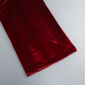 Primer plano de la lujosa tela de terciopelo burdeos de un elegante vestido de noche