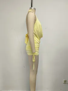 Vestido mini ajustado amarillo claro con cuello halter y espalda descubierta de verano