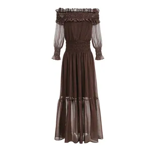 Detalle frontal de vestido largo marrón con hombros descubiertos y cintura elástica
