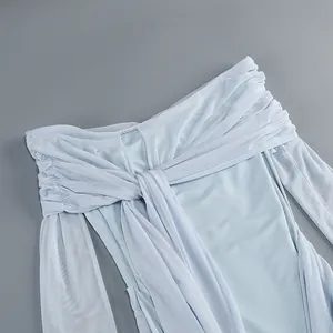 Vista detallada del diseño de hombros descubiertos con nudo en un vestido azul claro